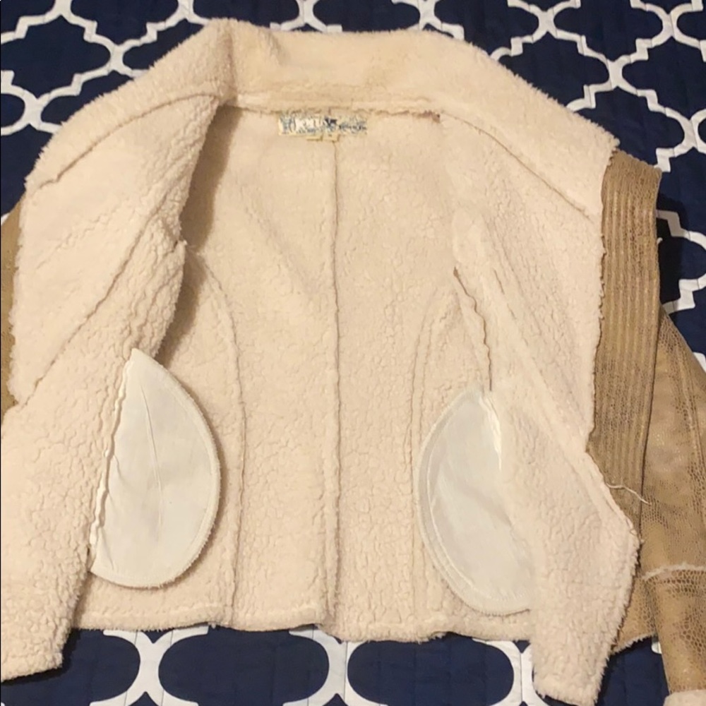 Size Small Jacket In Perfect Condition - image 2